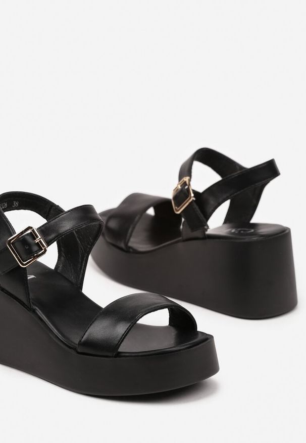 Renee - Czarne Sandały na Koturnie w Eleganckim Stylu Zolvesa. Okazja: na co dzień. Zapięcie: klamry. Kolor: czarny. Materiał: jeans. Obcas: na koturnie. Styl: elegancki