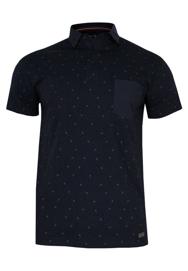 Granatowa Elegancka Koszulka Polo, Męska, Krótki Rękaw -Just Yuppi- w Drobny Wzór, z Kieszonką. Okazja: na co dzień. Typ kołnierza: polo. Kolor: niebieski. Materiał: bawełna. Długość rękawa: krótki rękaw. Długość: krótkie. Styl: elegancki