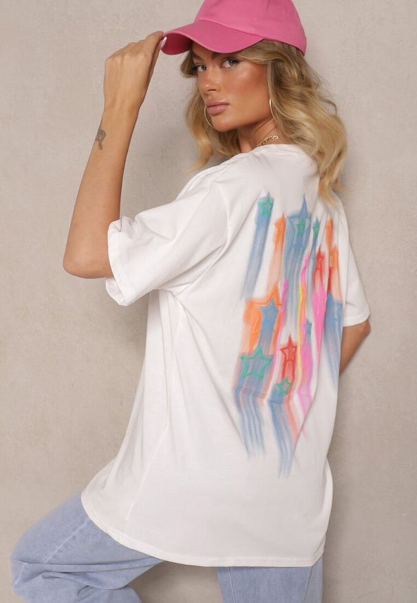 Renee - Biały T-shirt Oversize Ozdobiony Napisem i Kolorowymi Gwiazdami Ilamora. Okazja: na co dzień. Kolor: biały. Materiał: jeans. Wzór: aplikacja, napisy, kolorowy. Styl: wizytowy, elegancki, casual