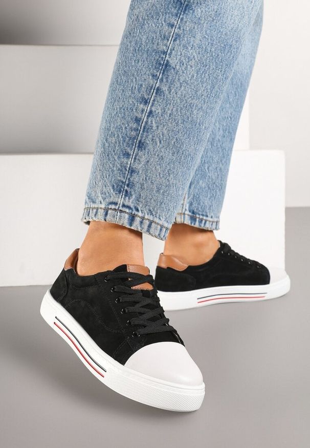 Born2be - Czarne Skórzane Trampki na Płaskiej Podeszwie ze Skórzaną Wkładką i Kontrastowym Noskiem Helili. Kolor: czarny. Materiał: skóra. Obcas: na płaskiej podeszwie