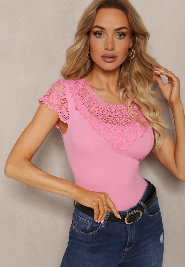 Renee - Różowy T-shirt z Prążkowanego Materiału z Koronkowymi Rękawami i Dekoltem Hlilada. Okazja: na co dzień. Typ kołnierza: dekolt w serek. Kolor: różowy. Materiał: koronka, materiał, prążkowany. Wzór: aplikacja, koronka. Styl: casual