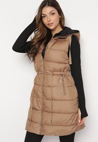 Born2be - Ciemnobeżowa Długa Kamizelka Dwustronna Zapinana na Suwak z Pikowaniem i Troczkiem w Pasie Heddemia. Kolor: beżowy. Długość: długie. Wzór: gładki #2
