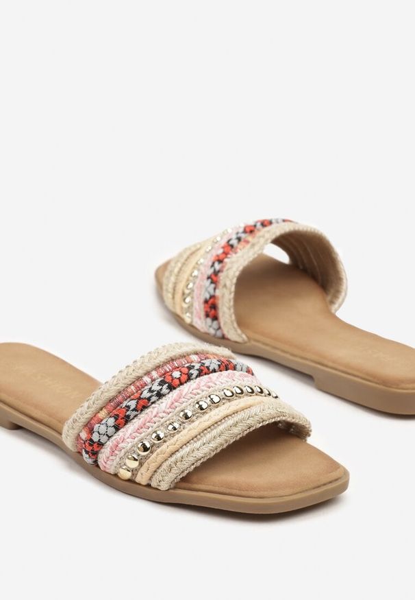 Born2be - Czerwono-Beżowe Klapki z Plecionką w Stylu Boho i Nitami Karvisa. Okazja: na co dzień. Kolor: czerwony. Materiał: jeans. Sezon: lato, wiosna. Obcas: na płaskiej podeszwie. Styl: boho