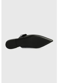 TOMMY HILFIGER - Tommy Hilfiger klapki skórzane TH POINTY FEMININE MULE damskie kolor czarny FW0FW06997. Kolor: czarny. Materiał: skóra. Wzór: gładki. Obcas: na obcasie. Wysokość obcasa: niski #4