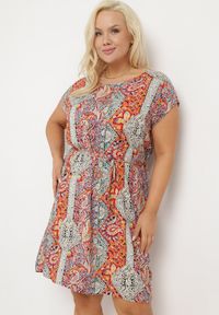 Born2be - Czerwono-Beżowa Wiskozowa Sukienka w Stylu Boho o Pudełkowym Kroju z Materiałowym Paskiem Neteri. Okazja: na co dzień. Kolor: czerwony. Materiał: materiał, wiskoza. Styl: boho #1