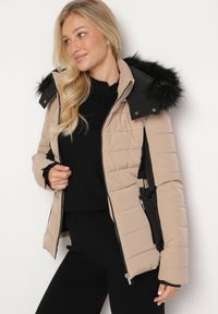Born2be - Ciemnobeżowa Pikowana Kurtka o Taliowanym Kroju z Kapturem i Futerkiem Saginia. Okazja: na co dzień. Typ kołnierza: kaptur. Kolor: beżowy. Materiał: futro. Długość rękawa: długi rękaw. Długość: długie. Styl: casual, elegancki #2