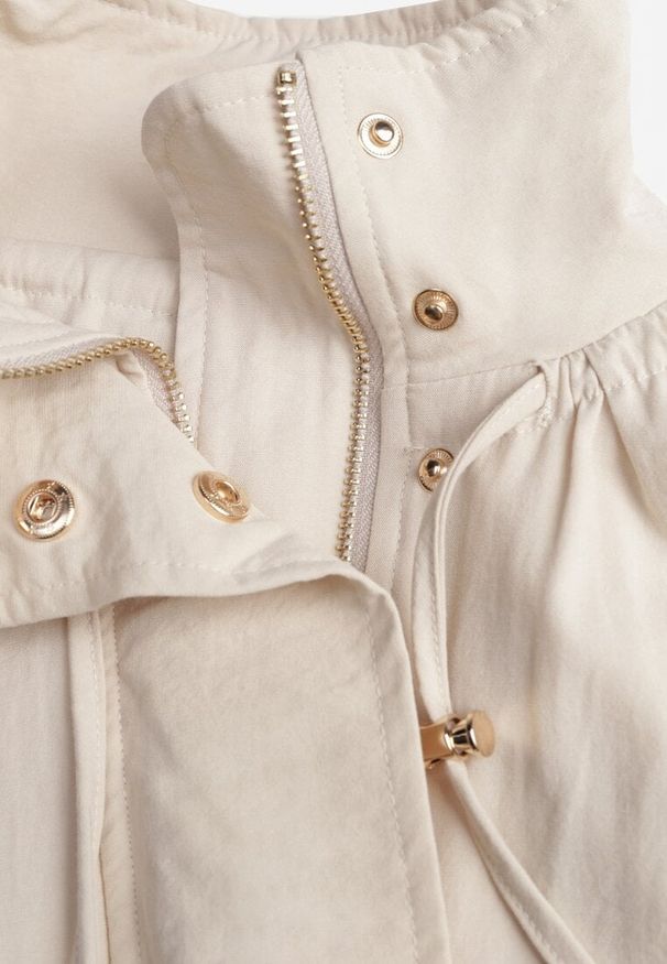 Renee - Beżowa Oversizowa Kurtka Przejściowa o Kroju Bombki z Bawełny i Wiskozy Birana. Okazja: na co dzień. Typ kołnierza: kaptur. Kolor: beżowy. Materiał: wiskoza, bawełna. Styl: casual