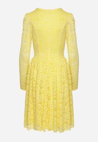 Born2be - Żółta Sukienka Koronkowa o Rozkloszowanym Kroju Telomira. Okazja: na co dzień. Kolor: żółty. Materiał: koronka. Długość rękawa: długi rękaw. Typ sukienki: rozkloszowane, proste. Styl: klasyczny, casual #6