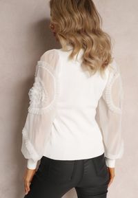 Renee - Biały Sweter z Bufiastymi Zdobionymi Rękawami i Półgolfem Yusi. Kolor: biały. Materiał: wiskoza. Wzór: aplikacja #3