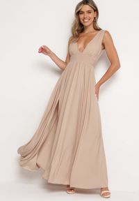 Born2be - Beżowa Koktajlowa Sukienka na Ramiączkach z Trójkątnym Dekoltem i Rozcięciem z Boku Nestarli. Okazja: na wesele, na ślub cywilny, na imprezę. Typ kołnierza: dekolt w kształcie V. Kolor: beżowy. Materiał: materiał. Długość rękawa: na ramiączkach. Sezon: lato. Styl: wizytowy #2