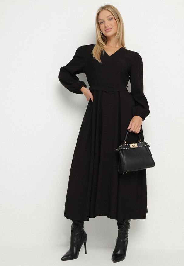 Born2be - Czarna Wiskozowa Sukienka o Rozkloszowanym Kroju z Paskiem z Klamerką Arilesse. Okazja: na co dzień. Typ kołnierza: dekolt w kształcie V. Kolor: czarny. Materiał: wiskoza. Styl: casual, elegancki
