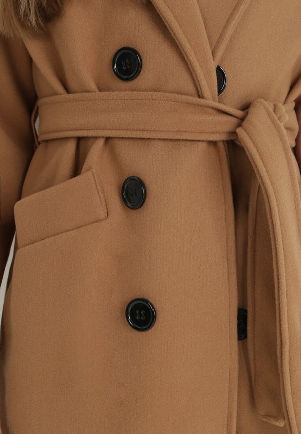 Born2be - Ciemnobeżowy Płaszcz Dwurzędowy Wiązany Vepha. Okazja: na wesele, na co dzień, na ślub cywilny. Kolor: beżowy. Materiał: jeans, tkanina, poliester. Długość: długie. Wzór: aplikacja. Sezon: wiosna, jesień. Styl: wizytowy, klasyczny, sportowy, casual