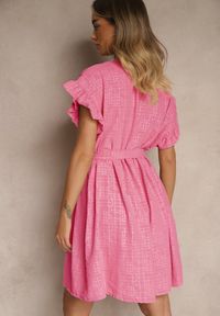 Renee - Fuksjowa Sukienka z Paskiem i Falbankami przy Rękawach Folunelle. Okazja: na co dzień. Typ kołnierza: kołnierz z falbankami. Kolor: różowy. Styl: klasyczny, elegancki, casual