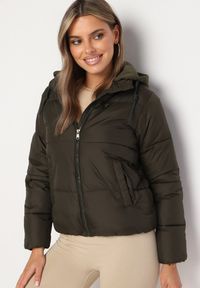 Born2be - Ciemnozielona Pikowana Kurtka z Kapturem Mivuna. Okazja: na co dzień. Typ kołnierza: kaptur. Kolor: zielony. Materiał: jeans. Długość: krótkie. Styl: casual #6