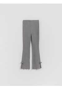 Reserved - Prążkowane spodnie z kokardkami - ciemnoszary. Kolor: szary. Materiał: prążkowany
