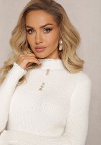 Renee - Biały Futerkowy Sweter z Wełny z Półgolfem i Ozdobnymi Guzikami Zekluna. Kolor: biały. Materiał: wełna. Wzór: aplikacja #3