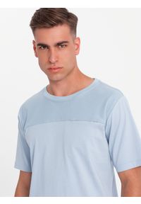 Ombre Clothing - Męski t-shirt LOOSE FIT z kieszonką – błękitny V4 OM-TSCT-0171 - XXL. Okazja: na co dzień. Kolor: niebieski. Materiał: bawełna, prążkowany. Wzór: aplikacja. Styl: klasyczny, casual #5