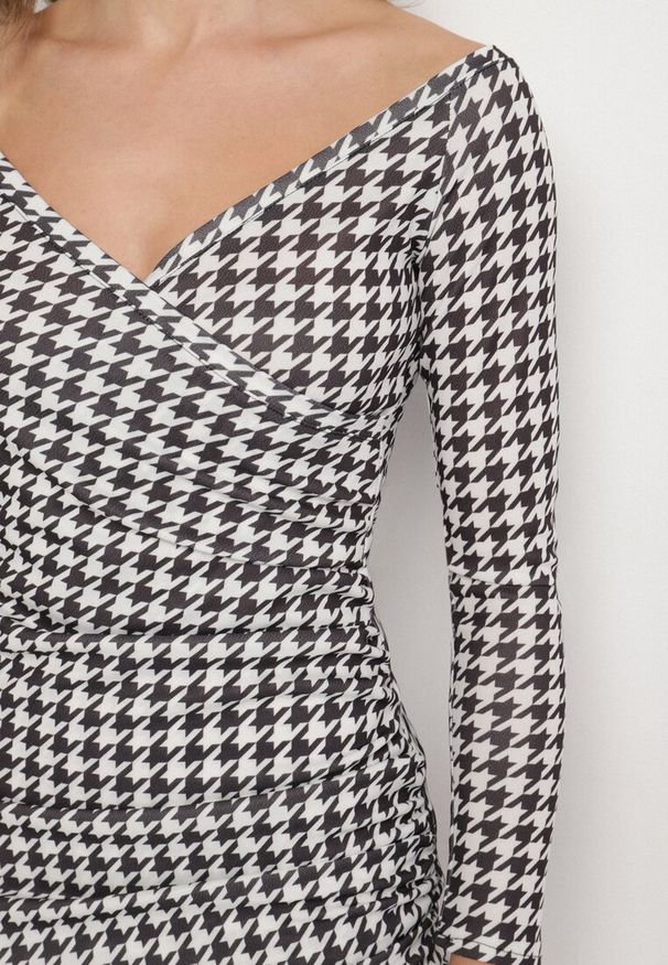 Born2be - Czarna Dopasowana Sukienka z Kopertowym Dekoltem w Pepitkę Novialina. Okazja: na co dzień. Typ kołnierza: dekolt kopertowy. Kolor: czarny. Typ sukienki: kopertowe. Styl: casual, sportowy