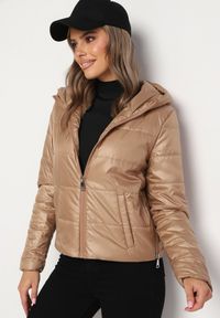 Born2be - Beżowa Pikowana Kurtka z Kapturem Terishia. Okazja: na co dzień. Typ kołnierza: kaptur. Kolor: beżowy. Materiał: jeans. Długość rękawa: długi rękaw. Długość: długie. Sezon: wiosna. Styl: casual, elegancki #1