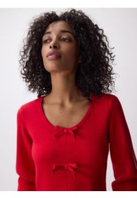 Reserved - Sweter z kokardkami - czerwony. Typ kołnierza: kokarda. Kolor: czerwony. Materiał: wiskoza, dzianina #1