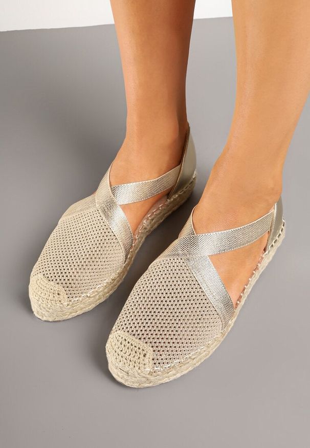 Born2be - Złote Espadryle Ozdobione Plecionką i Paskiem Morinia. Okazja: na co dzień. Zapięcie: pasek. Kolor: złoty. Wzór: aplikacja. Obcas: na obcasie. Styl: elegancki, casual. Wysokość obcasa: niski