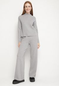 Born2be - Szary Prążkowany Komplet Dzianinowy Szerokie Spodnie i Sweter z Półgolfem Fenitiva. Kolor: szary. Materiał: prążkowany, dzianina #6