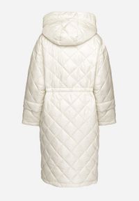 Born2be - Jasnobeżowa Pikowana Kurtka o Długim Kroju z Kapturem Paskiem i Ściągaczami w Talii Nikiana. Okazja: na co dzień. Typ kołnierza: kaptur. Kolor: beżowy. Materiał: jeans. Długość: długie. Styl: sportowy, klasyczny, casual, elegancki #5