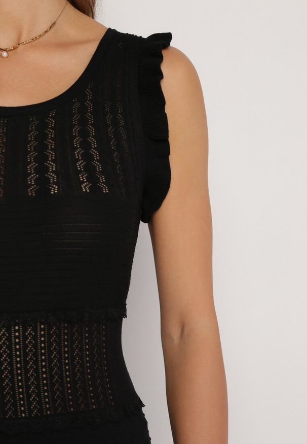 Born2be - Czarna Sweterkowa Sukienka Midi z Falbankami Gadise. Typ kołnierza: kołnierz z falbankami. Kolor: czarny. Wzór: aplikacja. Długość: midi