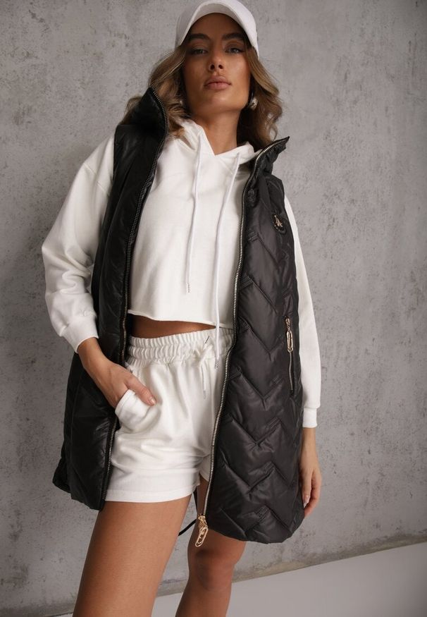 Renee - Czarna Długa Kamizelka Pikowana z Nieodpinanym Kapturem Semaea. Kolor: czarny. Materiał: prążkowany, jeans. Długość: długie. Styl: street