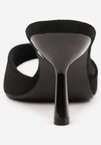 Renee - Czarne Klapki na Geometrycznej Szpilce z Wyciętą Cholewką Iolaris. Kolor: czarny. Wzór: geometria. Obcas: na obcasie. Wysokość obcasa: średni #3