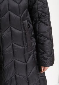 Born2be - Czarna Długa Kurtka z Ozdobnym Pikowanym Przeszyciem i Kapturem Pretini. Okazja: na co dzień. Kolekcja: plus size. Kolor: czarny. Materiał: jeans. Długość rękawa: długi rękaw. Długość: długie. Styl: klasyczny, casual, elegancki #2