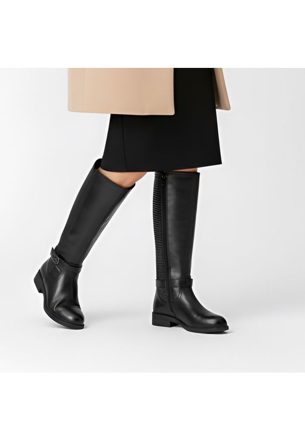 Czarne Kozaki Filippo Modne Buty Damskie. Okazja: na co dzień. Zapięcie: pasek. Kolor: czarny. Szerokość cholewki: normalna. Wzór: aplikacja. Materiał: materiał. Obcas: na obcasie. Styl: elegancki, casual, klasyczny. Wysokość obcasa: niski