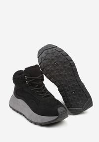 Born2be - Czarne Sneakersy Śniegowce Vices na Grubej Podeszwie Ozdobione Futerkiem i Napisem Nelinena. Okazja: na co dzień. Kolor: czarny. Materiał: futro. Wzór: aplikacja, napisy. Sport: golf #6