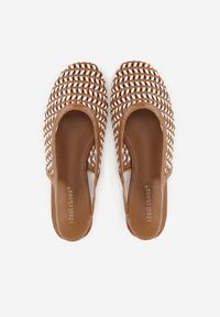 Renee - Brązowe Plecione Sandały Typu Slingback Ellariell. Okazja: na co dzień. Kolor: brązowy. Materiał: jeans, koronka. Wzór: ze splotem, koronka. Styl: casual #6