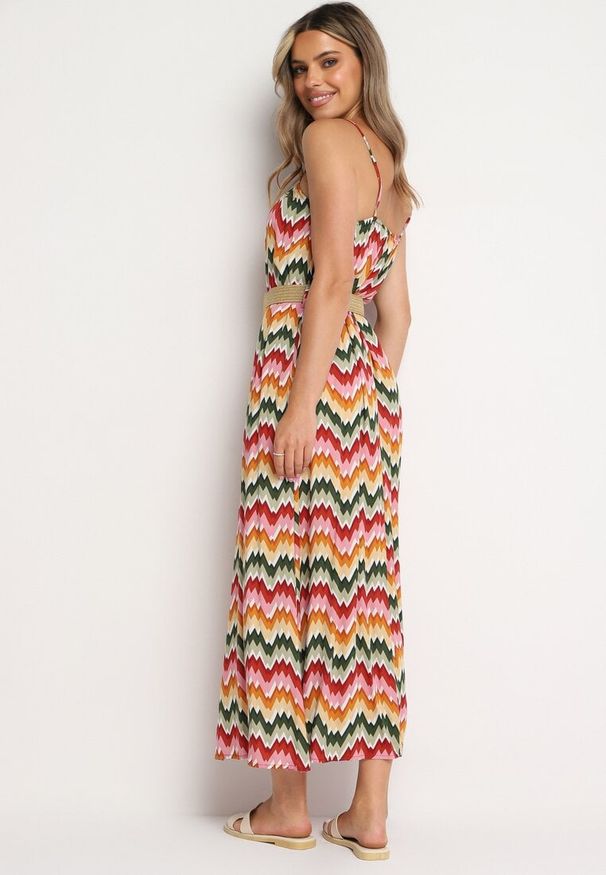 Born2be - Czerwono-Zielona Sukienka z Wiskozy z Cienkimi Ramiączkami i Paskiem w Talii Vikiri. Okazja: na randkę, na co dzień. Typ kołnierza: dekolt kwadratowy. Kolor: czerwony. Materiał: wiskoza. Długość rękawa: na ramiączkach. Sezon: lato. Styl: casual