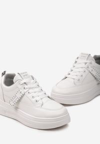 Renee - Białe Sznurowane Sneakersy z Imitacji Skóry z Ozdobnym Napisem Osiaie. Kolor: biały. Materiał: skóra. Wzór: napisy #2