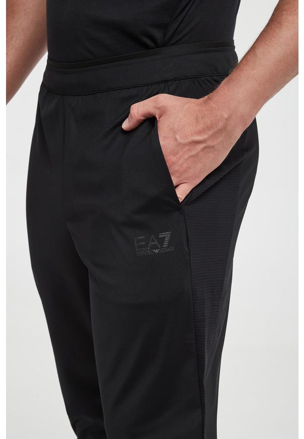EA7 Emporio Armani - Spodnie dresowe męskie EA7 EMPORIO ARMANI. Materiał: dresówka