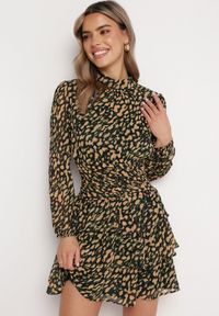 Born2be - Beżowo-Zielona Rozkloszowana Sukienka Mini w Modny Print Ozdobiona Brokatem Ifigentta. Kolor: beżowy. Wzór: nadruk, aplikacja. Długość: mini #2