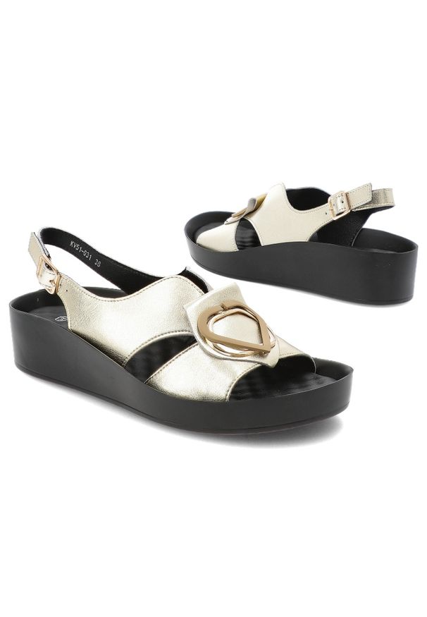 Złote Sandały S.Barski Skórzane Obuwie Damskie. Okazja: na co dzień. Zapięcie: klamry. Kolor: złoty. Materiał: skóra. Sezon: lato. Obcas: na koturnie. Styl: casual, elegancki