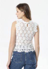 Born2be - Biała Bluzka Fernrun. Typ kołnierza: kołnierzyk stójkowy. Kolor: biały. Materiał: jeans, koronka. Długość rękawa: bez rękawów. Wzór: ażurowy, aplikacja, koronka. Styl: elegancki #5