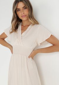 Born2be - Beżowa Sukienka z Wiskozy Saede. Okazja: na co dzień. Kolor: beżowy. Materiał: wiskoza. Wzór: gładki. Sezon: lato. Typ sukienki: kopertowe. Styl: casual. Długość: mini #6