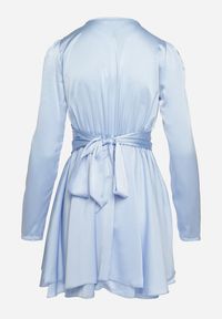 Born2be - Niebieska Satynowa Sukienka Mini z Głębokim Dekoltem i Wiązaniem z Tyłu Liadan. Okazja: na imprezę. Kolor: niebieski. Materiał: satyna. Styl: elegancki. Długość: mini #6