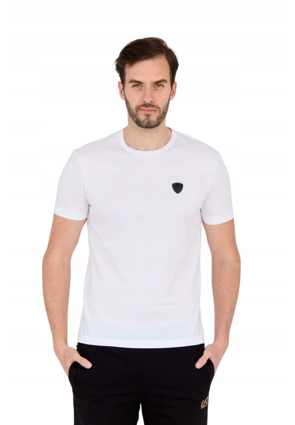 EA7 Emporio Armani - EA7 Biała koszulka męska z naszywką z logo. Kolor: biały. Wzór: aplikacja