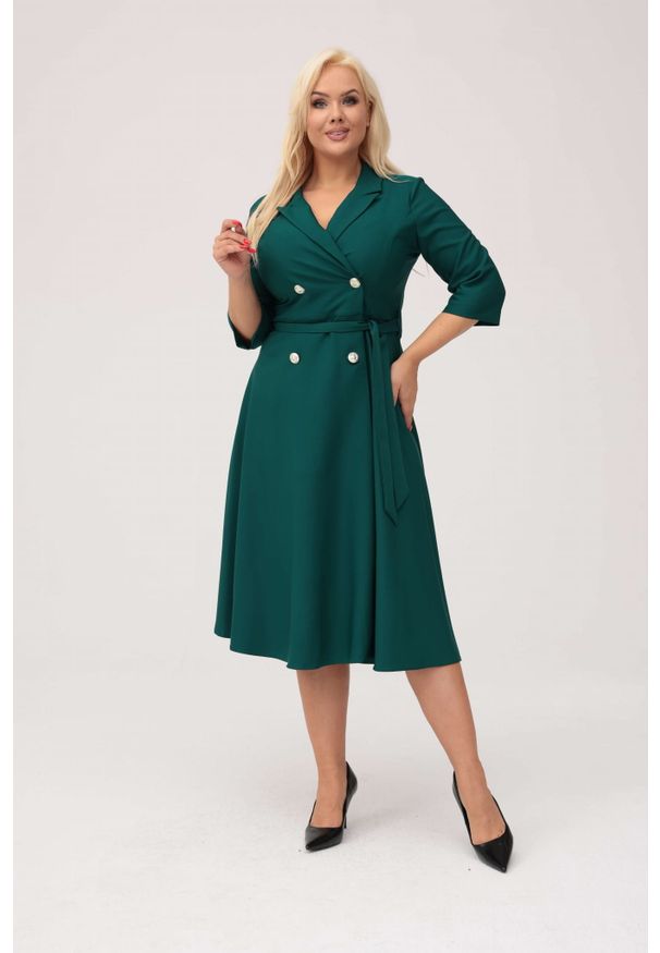 Moda Size Plus Iwanek - Elegancka żakietowa sukienka Marietta w kolorze butelkowej zieleni XXL OVERSIZE. Okazja: na spotkanie biznesowe, na co dzień. Kolor: zielony. Materiał: tkanina, elastan, poliester, materiał. Typ sukienki: oversize. Styl: elegancki