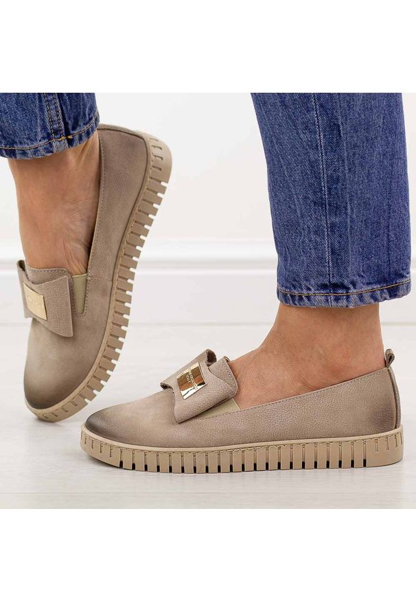 DEONI - Cappucciono skórzane Polskie półbuty damskie Deoni D057. Okazja: na co dzień. Nosek buta: okrągły. Materiał: skóra. Szerokość cholewki: normalna. Wzór: aplikacja. Sezon: wiosna, jesień, lato. Styl: casual, elegancki, klasyczny, wizytowy