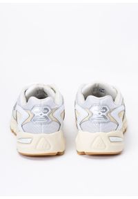 Białe sneakersy New Balance z cholewką, na fitness i siłownię, na lato