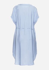 Born2be - Niebieska Pudełkowa Sukienka ze Ściągaczem w Talii Zdobiona Cyrkoniami Pilefia. Typ kołnierza: dekolt w kształcie V. Kolor: niebieski. Długość rękawa: krótki rękaw. Wzór: aplikacja. Styl: elegancki #2