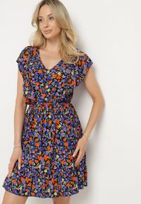 Born2be - Granatowa Rozkloszowana Kwiatowa Sukienka z Bawełny Ozdobiona Falbankami Neliova. Okazja: na co dzień. Typ kołnierza: kołnierz z falbankami. Kolor: niebieski. Materiał: bawełna. Długość rękawa: krótki rękaw. Wzór: kwiaty, aplikacja. Sezon: wiosna, lato. Styl: elegancki, casual #7