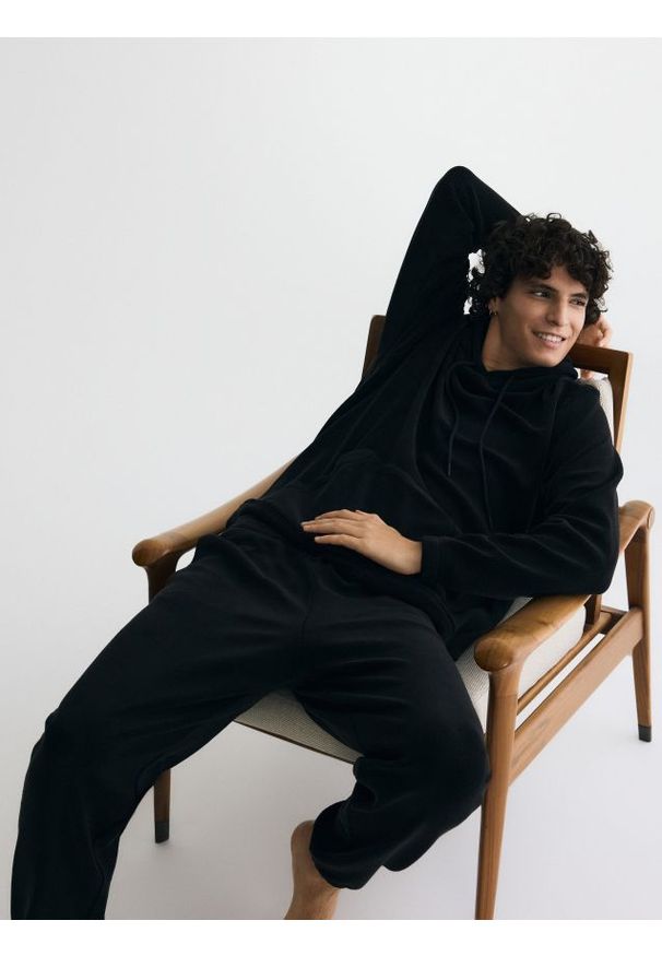 Reserved - Polarowa bluza z kapturem - czarny. Kolor: czarny. Materiał: polar