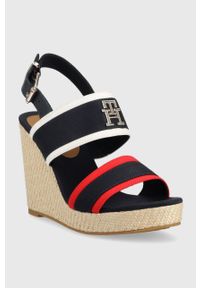 TOMMY HILFIGER - Tommy Hilfiger sandały RWB FEMININE WEDGE damskie kolor granatowy na koturnie. Zapięcie: klamry. Kolor: niebieski. Materiał: materiał, guma. Obcas: na koturnie #4